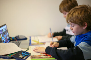 Fototapeta Dzieci uczące się na zdalnych lekcjach online obraz