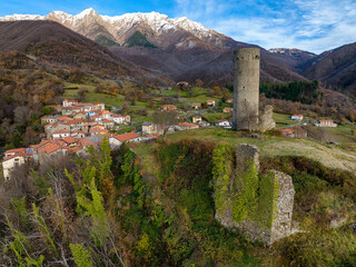 Fototapeta na wymiar Castello di Comano | Vista aerea
