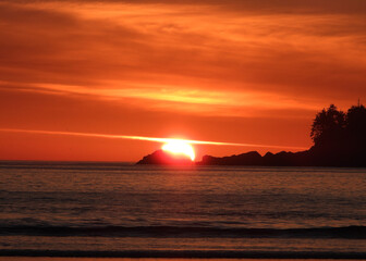 Fototapeta na wymiar Purple sunset on Vancouver Island