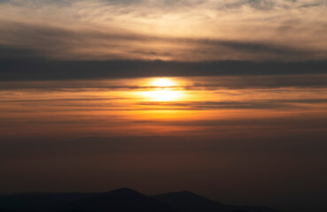 Fototapeta na wymiar Beautiful golden sunset over the mountains. 