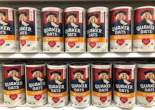 Alameda, CA - Nov 23, 2021: Grocery store shelves with canisters of Quaker brand old fashioned oats oatmeal.