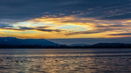 Fototapeta na wymiar Traumhafter Wolkenbruch am schönen Bodensee zur goldenen Stunde 