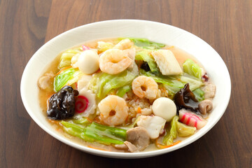 テーブルのあんかけチャーハン
