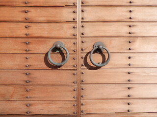 輪状の取っ手が付いている、木製の門扉