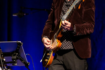 Fototapeta premium Gitarrenspieler auf der Bühne