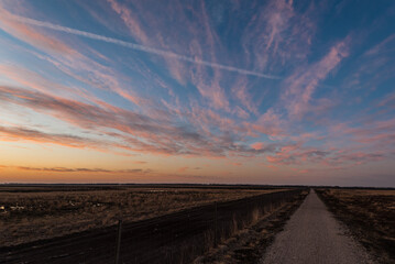 Weites Moorland mit ziehenden Wolken kurz vor Sonnenuntergang