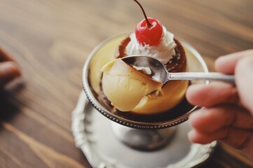 至福のプリンをスプーンですくう