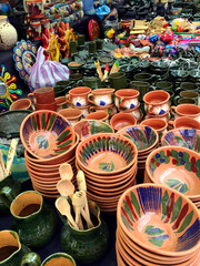 Obraz premium pottery in the market. clay pots in the market of Nochixtlan in the state of Oaxaca, Mexico. plates, cups, colorful handmade pots for sale. 