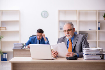 Obraz premium Two colleagues working in the office