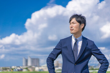 屋外のスーツ姿の男性