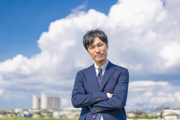 屋外のスーツ姿の男性