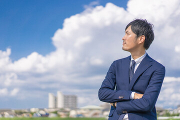 屋外のスーツ姿の男性