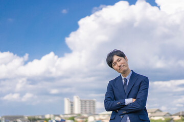 屋外のスーツ姿の男性