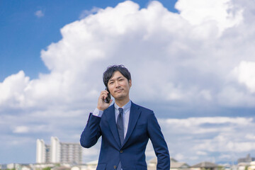 屋外のスーツ姿の男性