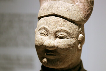 Chinese ancient clay image of a old aged man smiling. 中国古代の粘土像（笑っている庶民）の頭部の写真