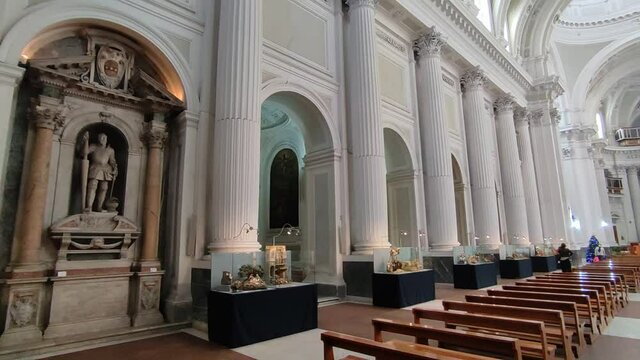 Napoli - Panoramica dei presepi in mostra nella Basilica dello Spirito Santo