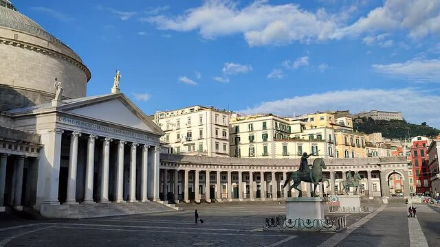 Napoli - Panoramica di Piazza Plebiscito dal colonnato della basilica
