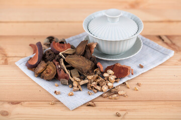 Several kinds of Chinese herbal medicine and porcelain tureen
