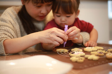 	お菓子作りをする親子