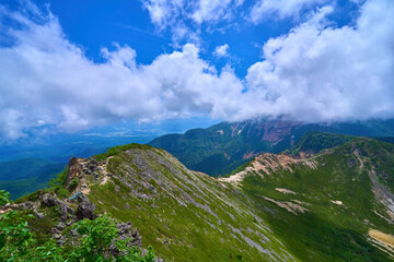Fototapeta premium 夏の北八ヶ岳 東天狗岳山頂から南側の根石岳方面の稜線を見る
