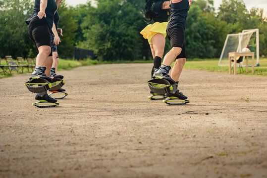 Kangoo Jumps девушка в парке