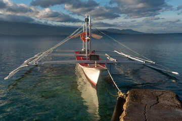 tipica barca filippina con paesaggio sullo sfondo