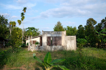 Fototapeta na wymiar abandoned house in the countryside