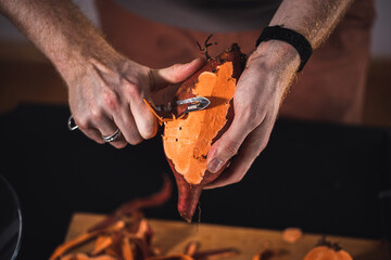 S&uuml;&szlig;kartoffel sch&auml;len und schneiden