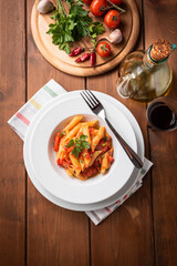 Piatto di deliziose penne all'arrabbiata, ricetta tradizionale di pasta italiana 