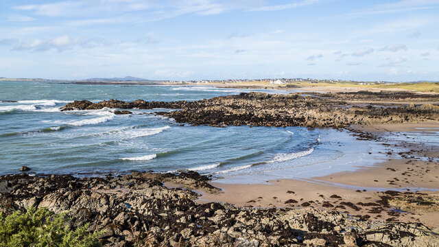 Waves lap against Porth Trecastell