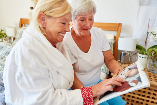 Geriatric nurse and elderly woman with dementia look at calendar