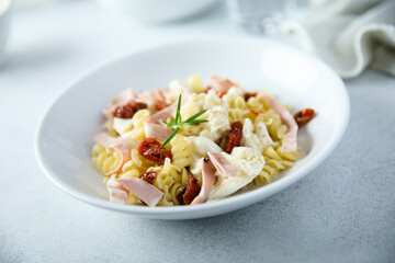 Pasta with ham, tomatoes and fresh cheese
