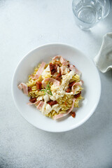 Pasta with ham, tomatoes and fresh cheese