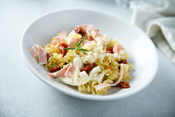 Pasta with ham, tomatoes and fresh cheese