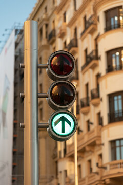 Semaforo moderno en verde