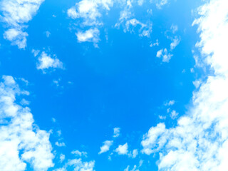 Fototapeta na wymiar 白い雲の真ん中に広がる青空