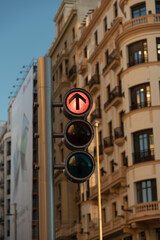 Semaforo moderno en rojo