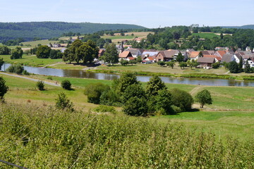 Fototapeta na wymiar Dorf an der Weser im Weserbergland