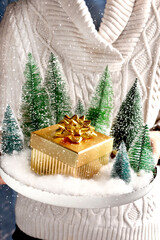 Round tray with winter scene with christmas trees and golden gift box