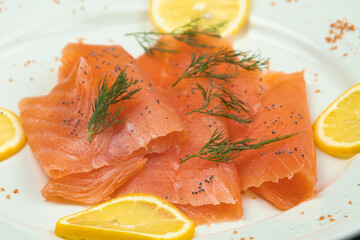 tranches de saumon fumé et rondelles de citron dans une assiette