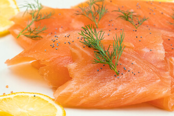 tranches de saumon fumé et rondelles de citron dans une assiette