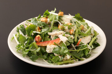 パクチーと蒸し鶏のサラダ