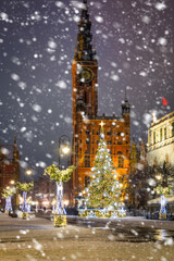 Fototapeta na wymiar Beautiful Christmas tree in the old town of Gdansk at snowy night. Poland