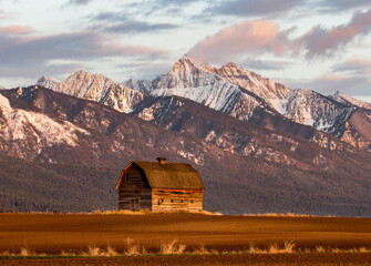 barn at sunset in the mountains © Daisy