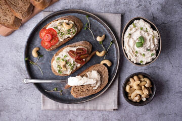 Bowl with fermented cashew cream cheese and sliced bread.