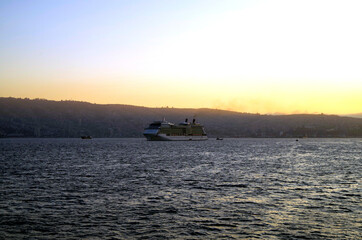 Kreuzfahrtschiff Celebrity Eclipse im Abendrot im Hafen von Valparaiso, Chile - Luxury Celebrity...
