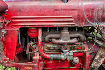 Obraz na płótnie Canvas moteur d'un vieux tracteur agricole 