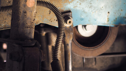 Atelier d'un garage, zoom sur divers outils utilis&eacute;s pour assister la r&eacute;paration d'un v&eacute;hicule