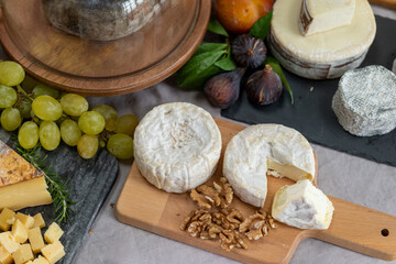 Variedad de quesos con higos, uvas y nueces (frutos secos)