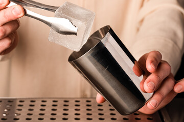 cocktail preparation, mixing cup, mixing cup cooling